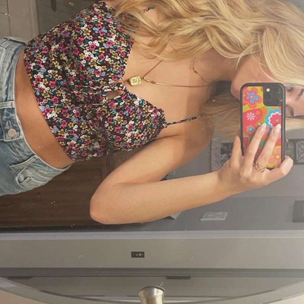 Floral Top Vanilla Sky flower top.